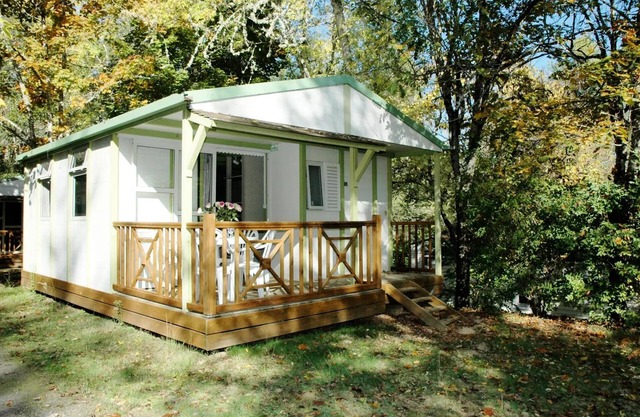 Camping Ushuaïa Villages les Pialades * - Chalet Club 5 - 32m² with covered terrace - 2 bedrooms for 5 people