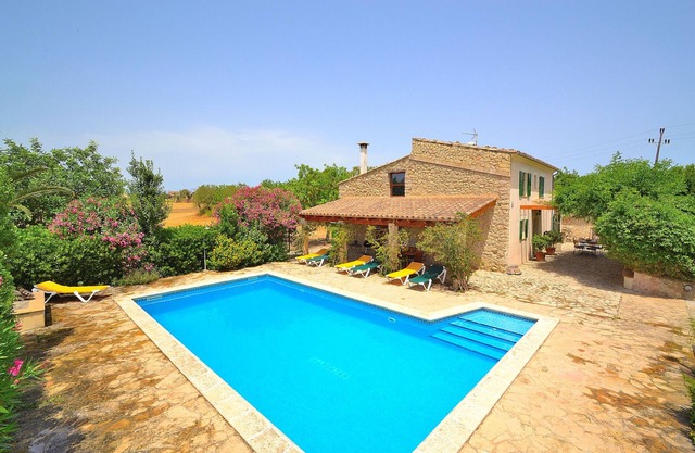 Can Blanc 018 rustic finca with private pool, air conditioning, terrace and barbecue