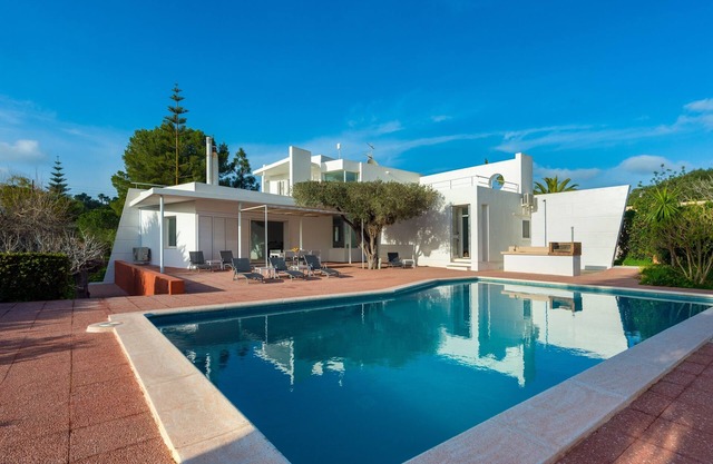 CAN LLUC Holiday Home with Wi-Fi, Air Conditioning, Pool, Garden and Sun Terrace