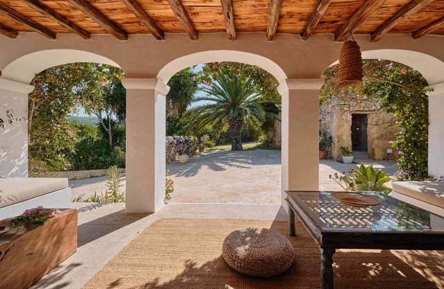Can Xo - Luxury villa, beautifully renovated ancient finca w/pool, near beaches