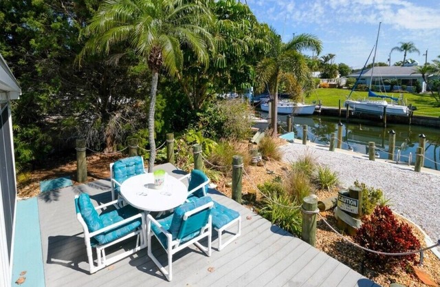 CANAL FRONT W/DOCK, Water View, Dock your Boat, Free WIFI Dog - See Note.