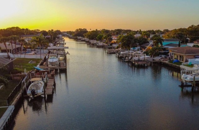 CANAL Oasis Heated Pool-Hot Tub-Waterfront- Kayaks-Luxury