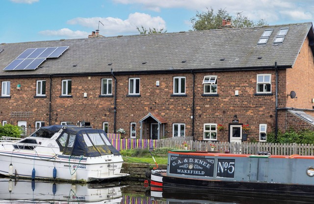 Canal Side 3 Bed 1.5 Bath | Parking | WiFi | Self Check-in | King Size Beds