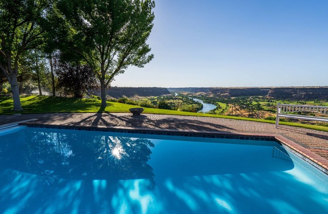 Canyon Rim Home - Heated Pool, Hot Tub, Game Room