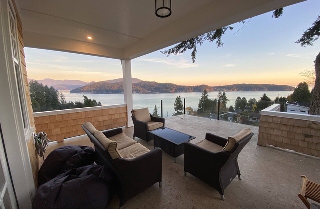 Cape-Cod-Style Vacation Home in Gibsons with Spectacular Ocean Views