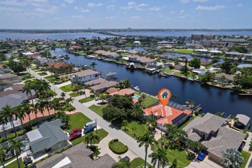 Cape Serenity- Luxury Waterfront Villa with Kayaks and Bikes