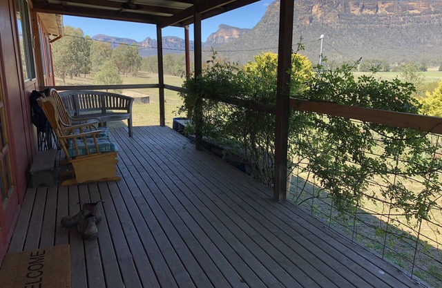 Capertee Valley Farmstays | Glenbrook Farm 'Comfy Cottage'