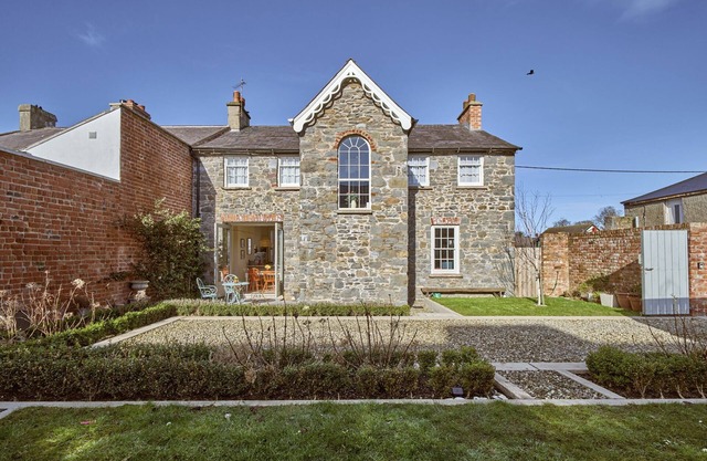 CAPTAINS COTTAGE, family friendly, with a garden in Donaghadee