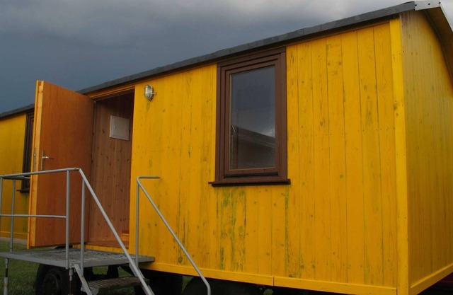 Caravan 2 right side, 1 room with 2 beds - Caravans in Wangeliner garden with summer kitchen - use