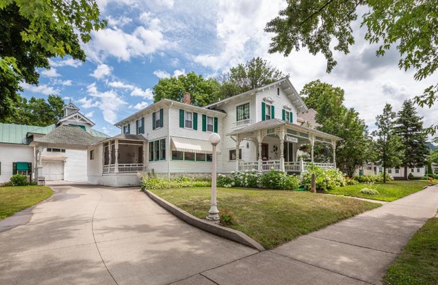 Carriage House Bed & Breakfast