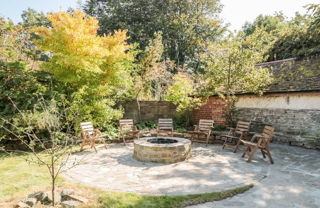 CARRIAGE HOUSE, character holiday cottage, with hot tub in Presteigne