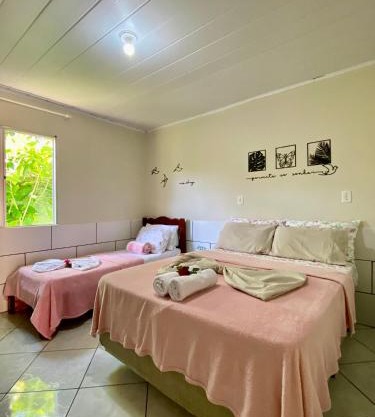 Casa acolhedora ideal para famílias, com Wi-Fi rápido, cozinha exclusiva e equipada, varanda com churrasqueira - A apenas 1 km da praia do bairro e 5 km da charmosa Praia da Vila
