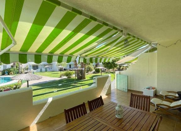 Casa adosada con porche, piscina y pista de pádel, junto al campo de golf