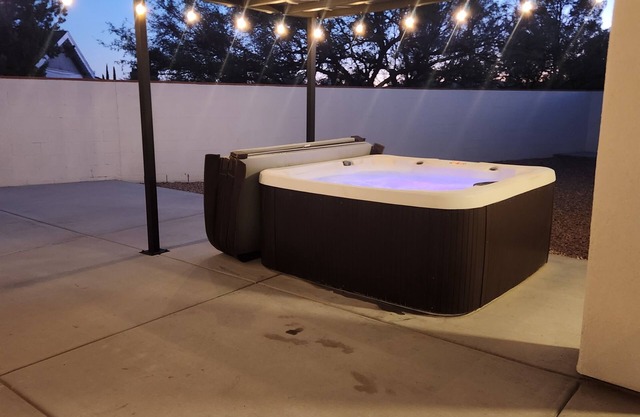 Casa Blanca, Newer 3-bedroom house in amazing Rio Rico with WiFi, AC, spa, patio