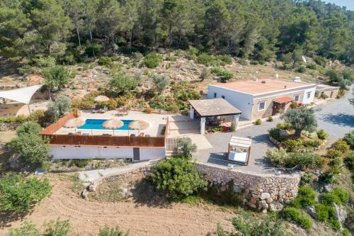 Casa Can Lluc con piscina, jardín y vista al campo