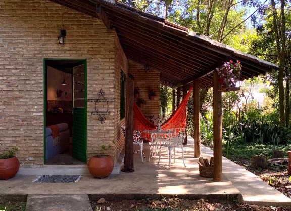 Casa charmosa em condomínio arborizado
