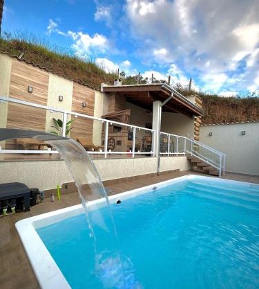 Casa com Piscina em Marmelópolis