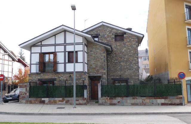 Casa con jardín frente ciudadela