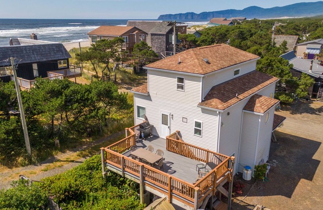 Casa Del Mar #171 Steps to beach, spacious, big decks family home.