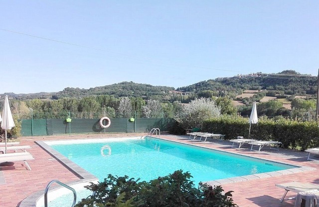 Casa delle Mammole B: A characteristic and welcoming apartment that is part of an ancient country house surrounded by the greenery, with Free WI-FI.