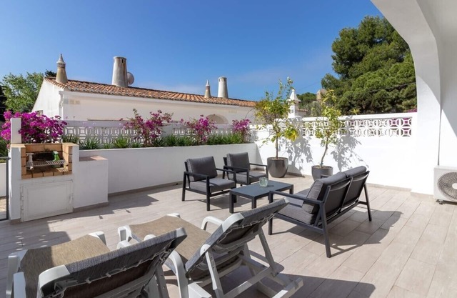 Casa Ferrolho , walk to beach and Carvoeiro centre