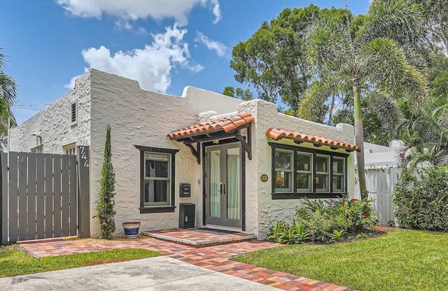 Casa las Flores - Stroll to Arts District from Cozy West Palm Cottage
