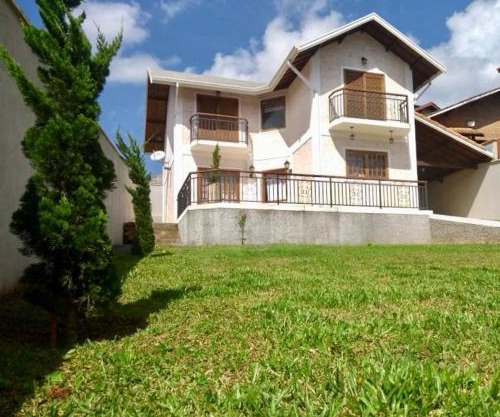 Casa MAGNÍFICA a 1 Km do centrinho com Suíte e Hidro