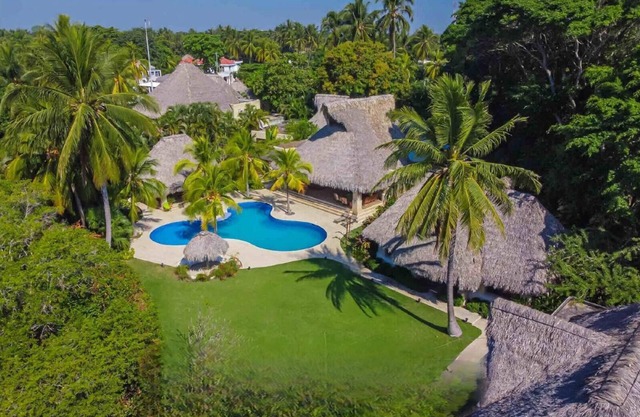 Casa Marina Spacious 4-bedroom bungalow with WiFi AC in beautiful PuertoSan Jose