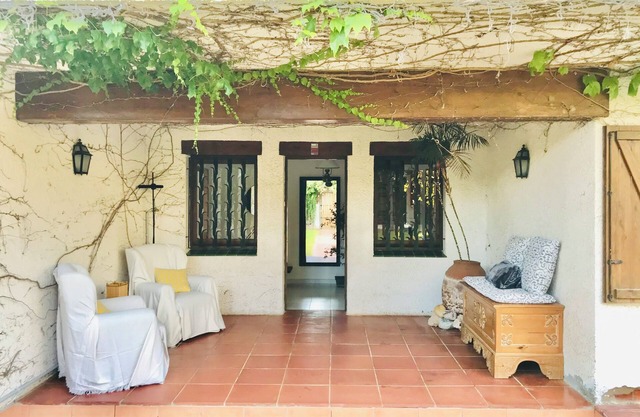 CASA MEDITERRÁNEA CON GRAN JARDÍN Y PISCINA A 500m DE LA PLAYA
