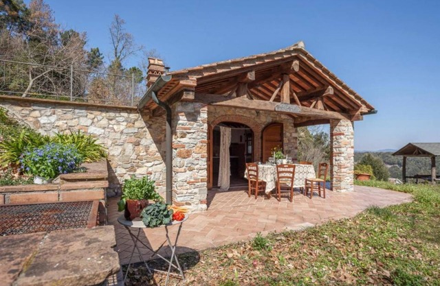 Casa nel Bosco - independent villa with large fully fenced garden