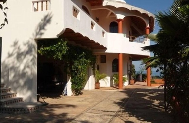 Casa Pelicanos: Oceanfront Home: Beach Vacation Paradise