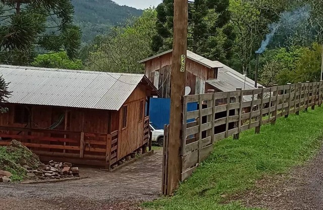 Casa Rústica em Meio a Natureza