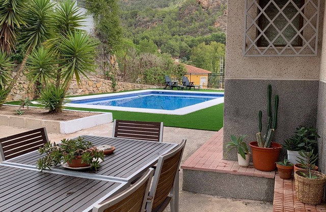 Casa Rural con Piscina y Chimenea en Mitad del Parque Natural de El Valle