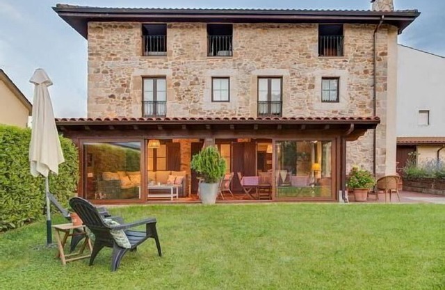 "Casa Suca" With garden and barbecue, between the sea and the mountain. Rental 12 people