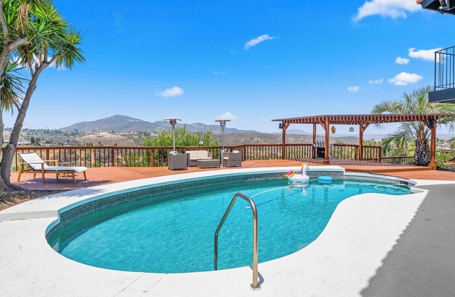 Casa sunset Modern 2BR/1BA in quiet Fletcher Hills with hillside views, pool