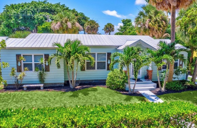 Casa Vabin: Lap Pool, Modern "Old Florida" Charm