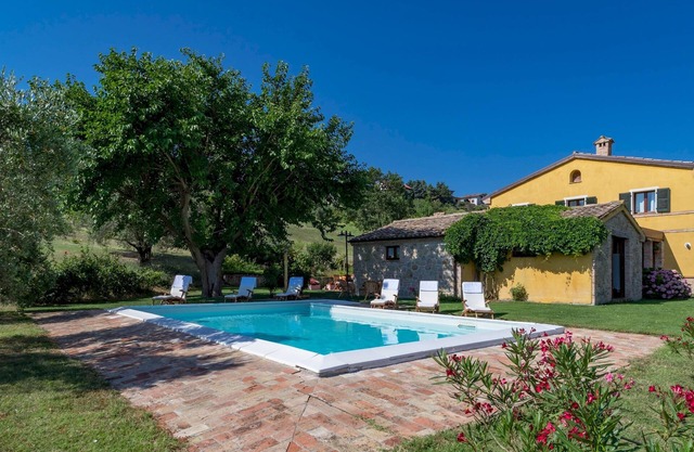Casale Verdicchio 10+2, Emma Villas