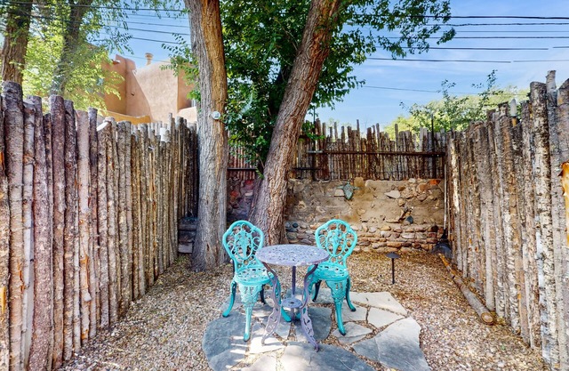Casita Tesoro: Studio Casita w/Kitchen & Private Yard - Blocks to Downtown