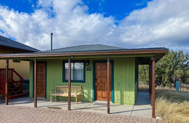 Casita with mountain views, kitchenette, outdoor seating & free wifi