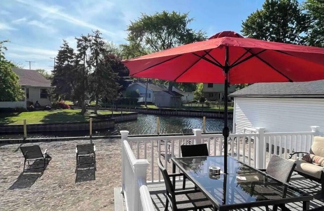 Castaways on the Lake - Fish & Boat - Waterfront