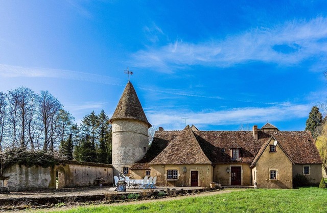 Castle in le Veurdre near Route Compostella