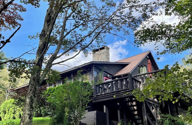 Catskill Mountaintop Log Retreat - A quiet nature retreat