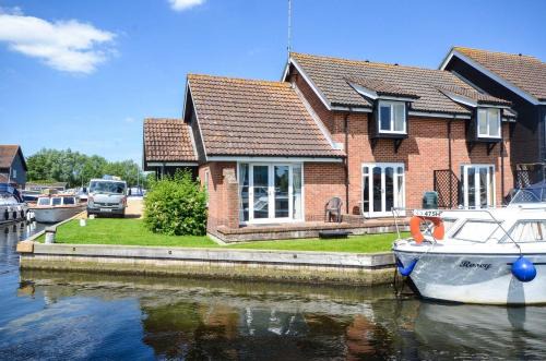 Cavell - sleeps 2 people right in the heart of Wroxham on the Norfolk Broads