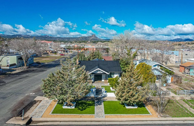 CC*New Listing*Beautifully Designed for Entertaining*Walk to Downtown!