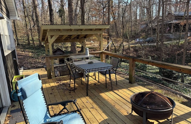 Cedar Shake Cabin, with Artsy decor.Sleeps 3,