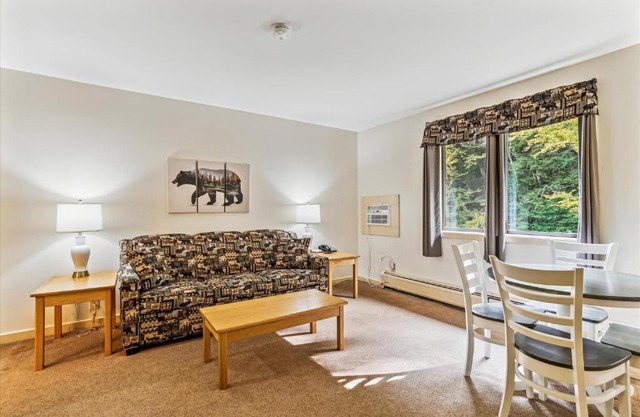 Cedarbrook Deluxe one bedroom suite located on 2nd floor with outdoor heated pool 21820