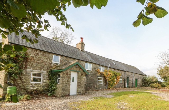 CEFN Y GADFA, pet friendly, character holiday cottage in Pentrefoelas