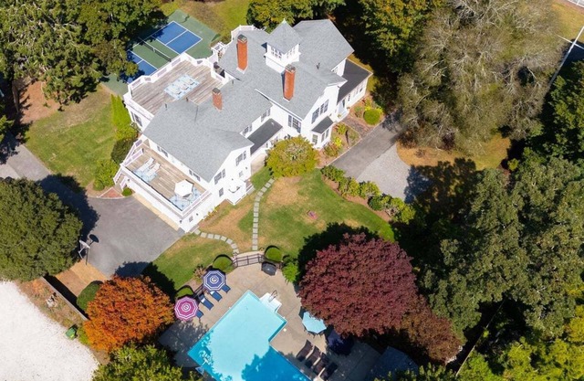 Center Of It All: 454-Cv Sea Captain's Estate with Heated Pool and Pickle Ball Court