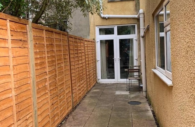Central 2 bed flat with off street-parking
