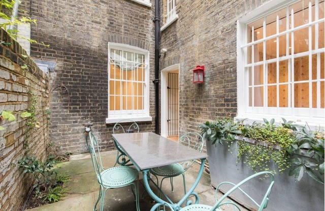 Central 2 bedroom/1 bathroom flat with private garden